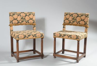 paire de chaises anciennes avec dossier et pieds recouverts d'un tissu à motifs floraux