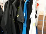 de nombreuses vestes suspendues à un portant dans une pièce