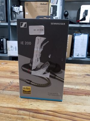 une boîte posée sur une table, dans laquelle se trouve une paire de ciseaux