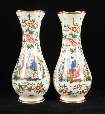 paire de vases chinois sur fond noir avec un fond noir