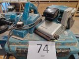 une machine bleue posée sur une table