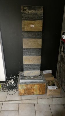 une photo d'une pièce où il y a beaucoup de cartons par terre