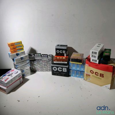 de nombreux paquets de cigarettes posés les uns à côté des autres sur une table