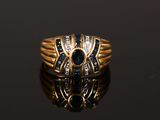 une image d'une bague en or avec des pierres bleues et blanches