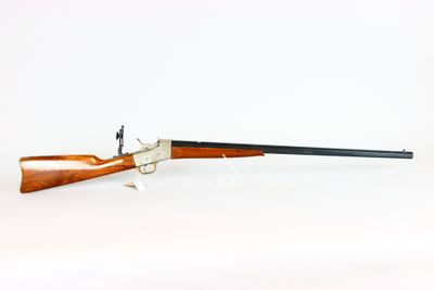 carabine sur fond blanc, avec une crosse noire et un canon marron