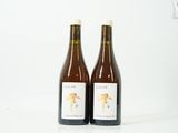 deux bouteilles de vin posées l'une à côté de l'autre sur une surface blanche