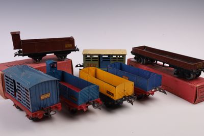 plusieurs petits trains sont alignés sur une surface blanche