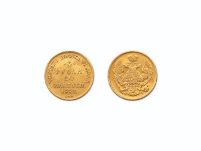 gros plan de deux pièces d'or sur une surface blanche