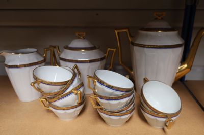 plusieurs tasses et soucoupes posées sur une table