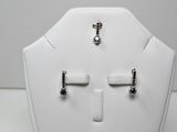 un gros plan sur un ensemble composé d'un collier et de boucles d'oreilles, présenté sur un mannequin