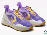 un gros plan sur une paire de chaussures violettes et jaunes sur fond blanc