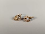 an image of a pair of gold earrings with pearls on them