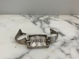 bracelet manchette plaqué argent sur lequel est gravé le mot « faith »