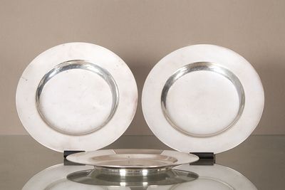 deux assiettes blanches posées sur une table en verre
