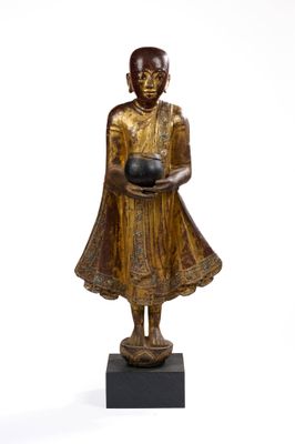 statue en bronze représentant une femme tenant une balle, posée sur un socle noir