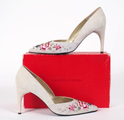 Charles JOURDAN, Paris Paire d'escarpins en daim gris clair,…
