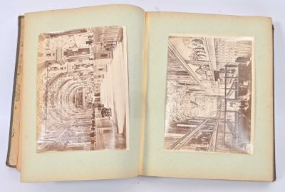 un livre ouvert sur lequel figure l'image d'un train