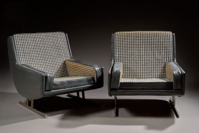 Paire de fauteuils à piètement en T inversé en lame de métal…