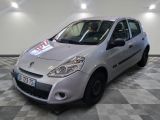 la photo d'une voiture argentée garée dans un garage