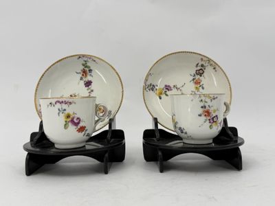 une paire de tasses et soucoupes en porcelaine ornées de motifs floraux