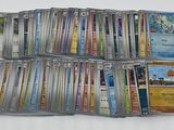 une pile de cartes pokemon posées les unes sur les autres