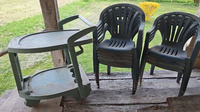 10 Chaises en plastique et une servante LOT A RETIRER SUR RE…