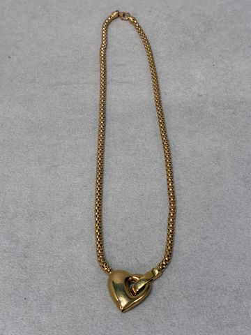 Collier en or 18 carats 750 millièmes à décor d’un cœur ouvert. E