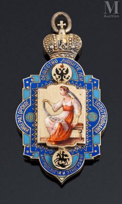 gros plan d'une médaille sur une surface noire