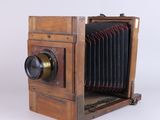 un vieil appareil photo en bois muni d'un objectif