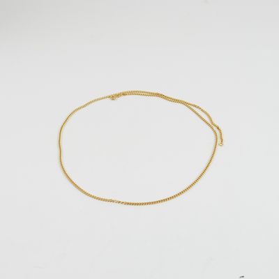 un bracelet en chaîne d'or avec un fermoir en or sur fond blanc