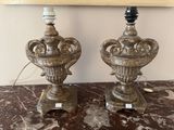 deux lampes posées sur une table en marbre