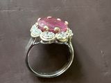 une image d'une bague sertie d'une pierre rose
