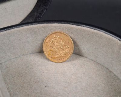 une pièce d'or posée dans un étui noir