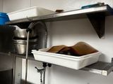 un homme debout dans une cuisine en train de préparer un repas