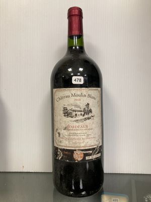 une bouteille de vin posée sur une table à côté d'une bouteille de vin
