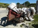 un chariot chargé de sacs de sable au bord de la route