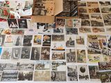 beaucoup de vieilles cartes postales sur la table