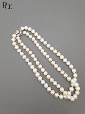 Collier composé de deux rangs de perles d'eau douce ornée d'…