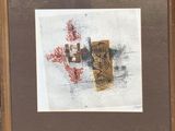 peinture représentant une croix sur une feuille de papier, dans un cadre en bois
