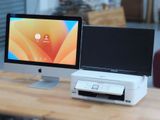 deux ordinateurs posés sur un bureau, équipés d'un écran et d'un clavier