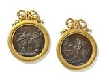une paire de médaillons en or et en bronze représentant un homme et une femme