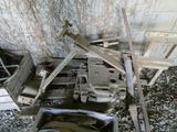 un tas de vieilleries posé par terre près d'un mur