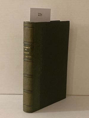 un livre posé sur une table, avec une carte à l'intérieur