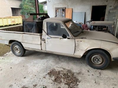un camion garé dans un garage dont la porte est ouverte