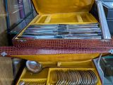 une boîte contenant tout un assortiment d'argenterie