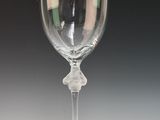 un verre à vin posé sur une table