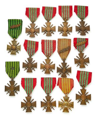 une image représentant un ensemble de médailles et de croix sur fond blanc