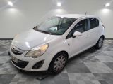 la petite voiture blanche est garée dans le garage sur un sol en damier