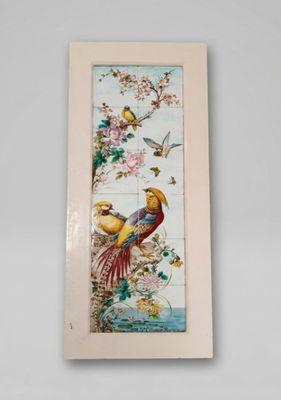 une image représentant un tableau avec des oiseaux et des fleurs accroché au mur