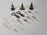 un grand nombre d'outils posés sur une table